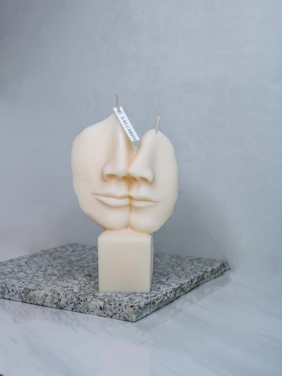 Kiss Sculpture - imagine 8